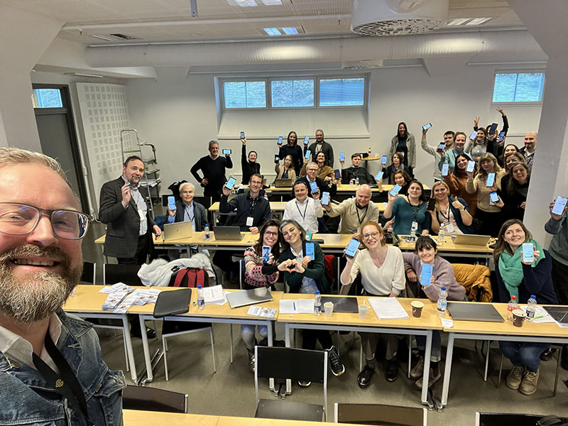 Selfie de los participantes en la conferencia