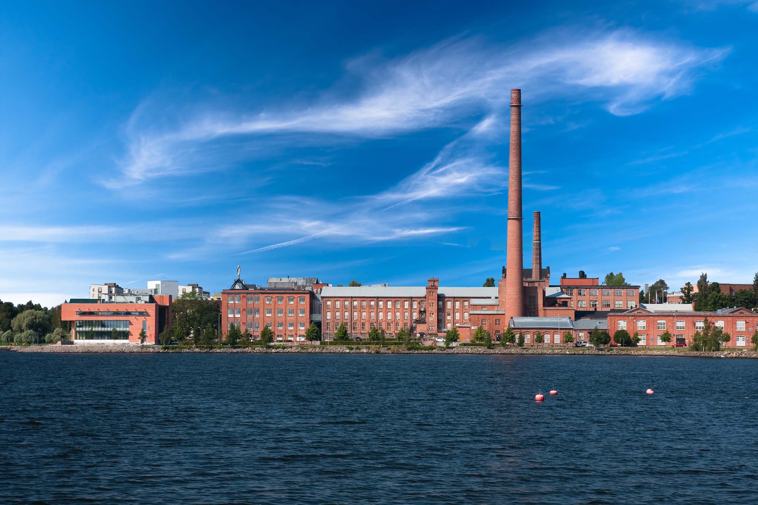 Vue de l'université de Vaasa devant le fleuve