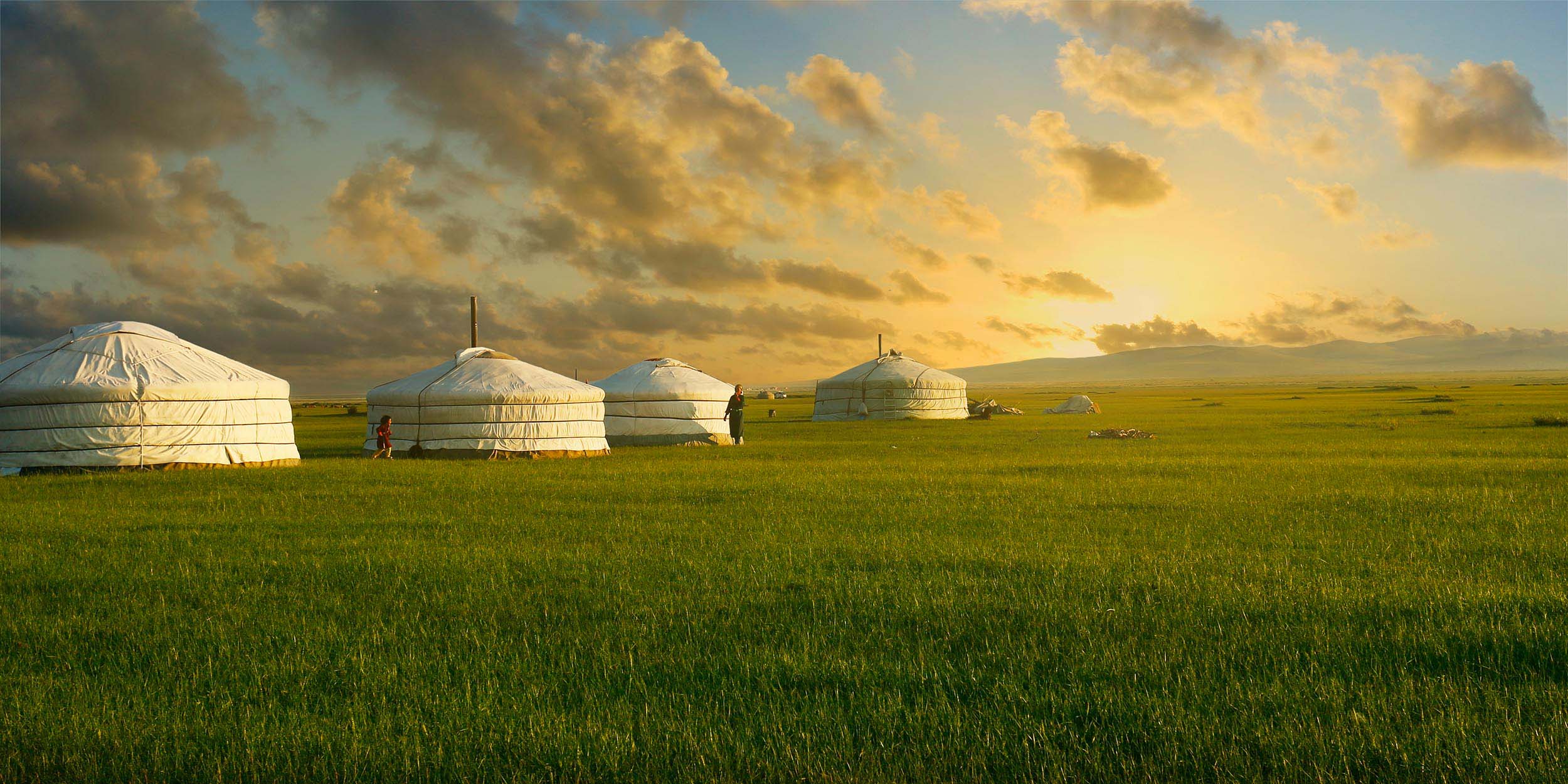 coucher de soleil sur des yourtes en Mongolie