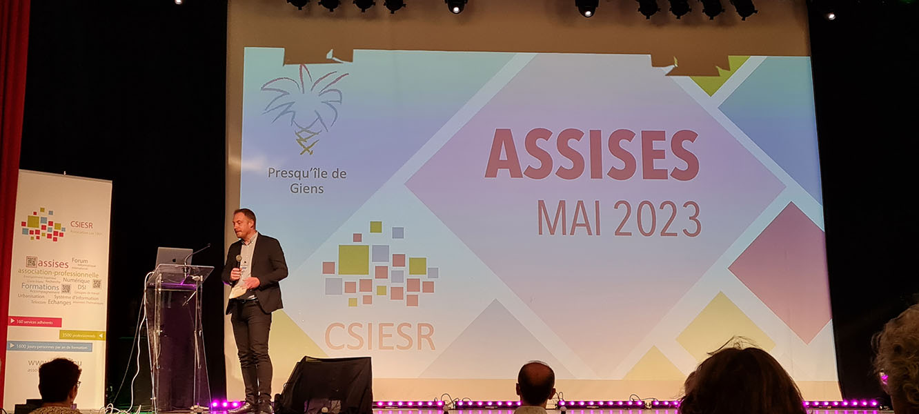 Florent Fareneau, on stage, presenting the assizes