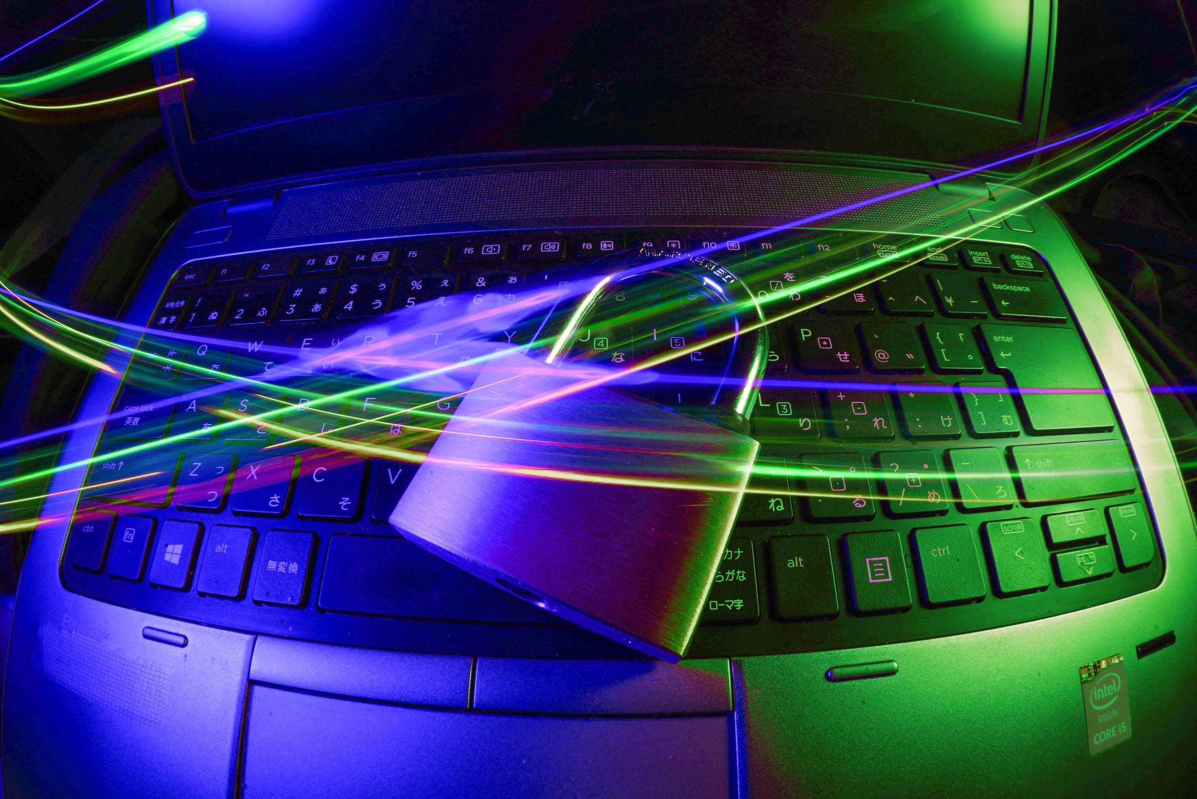 Cadenas sur un clavier d'ordinateur portable