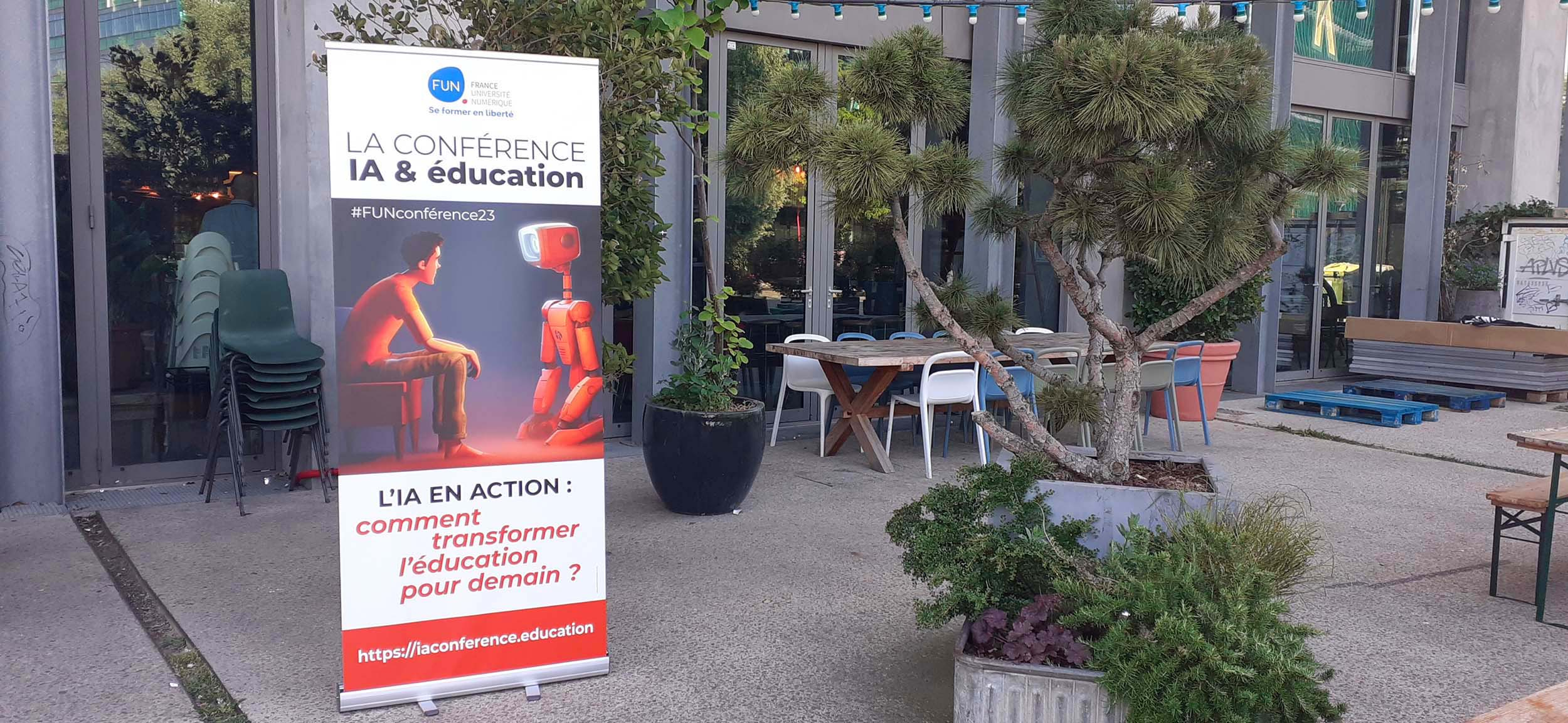 Kakemono de la conférence devant la salle du colloque