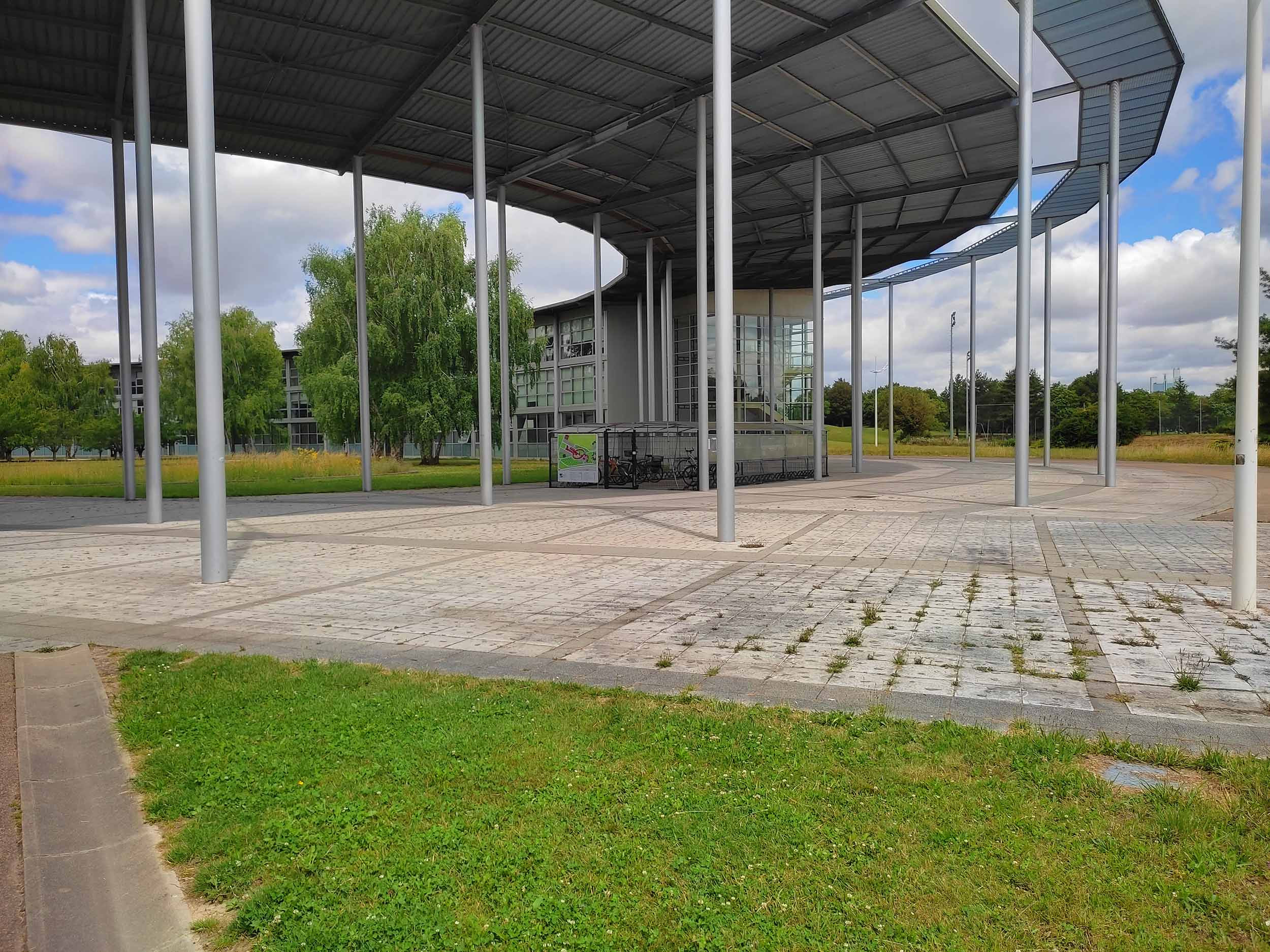 Photo de l'extérieur de l'UTT de Troyes