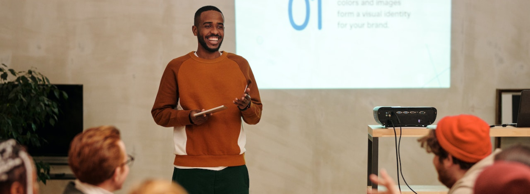 Presentador sonriente en una reunión