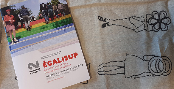 Programme du colloque sur un sac de jute illustré