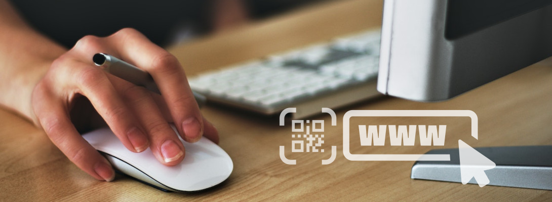 La mano sobre un ratón junto a una dirección web y un código QR